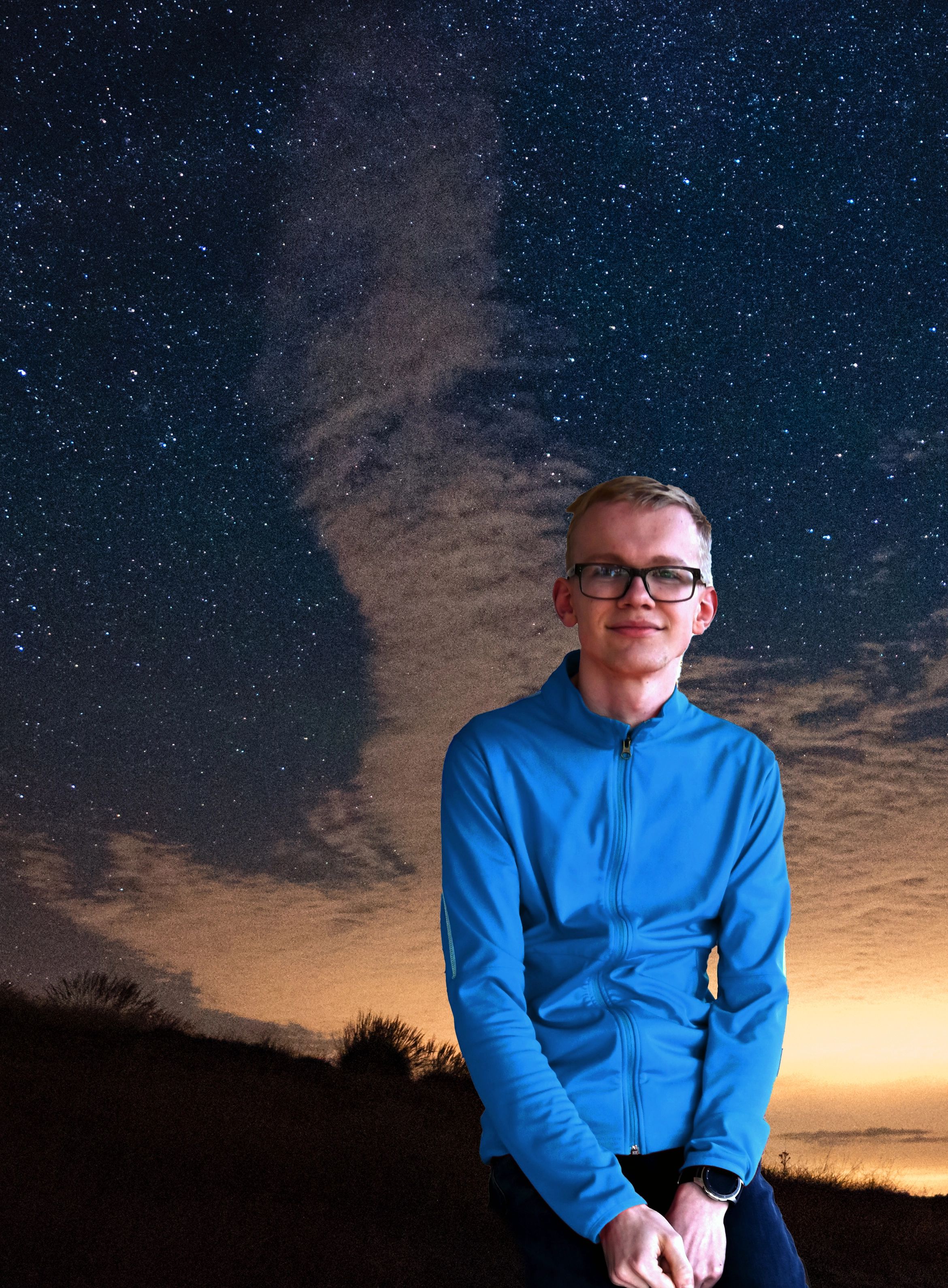 Jonge man met bril tegen een achtergrond van een sterrenhemel.