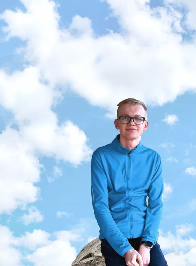 Jonge man met bril tegen een achtergrond van een sterrenhemel.