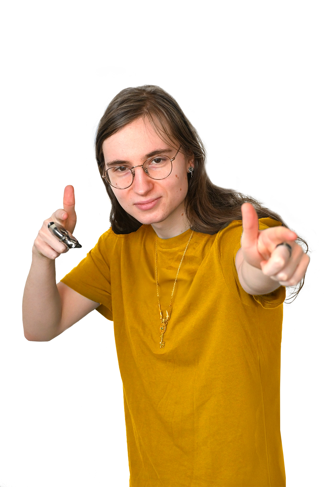 Jonge vrouw met bril en geel shirt maakt finger guns naar de camera.