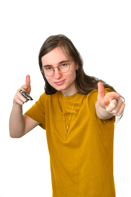 Jonge vrouw met bril en geel shirt maakt finger guns naar de camera.