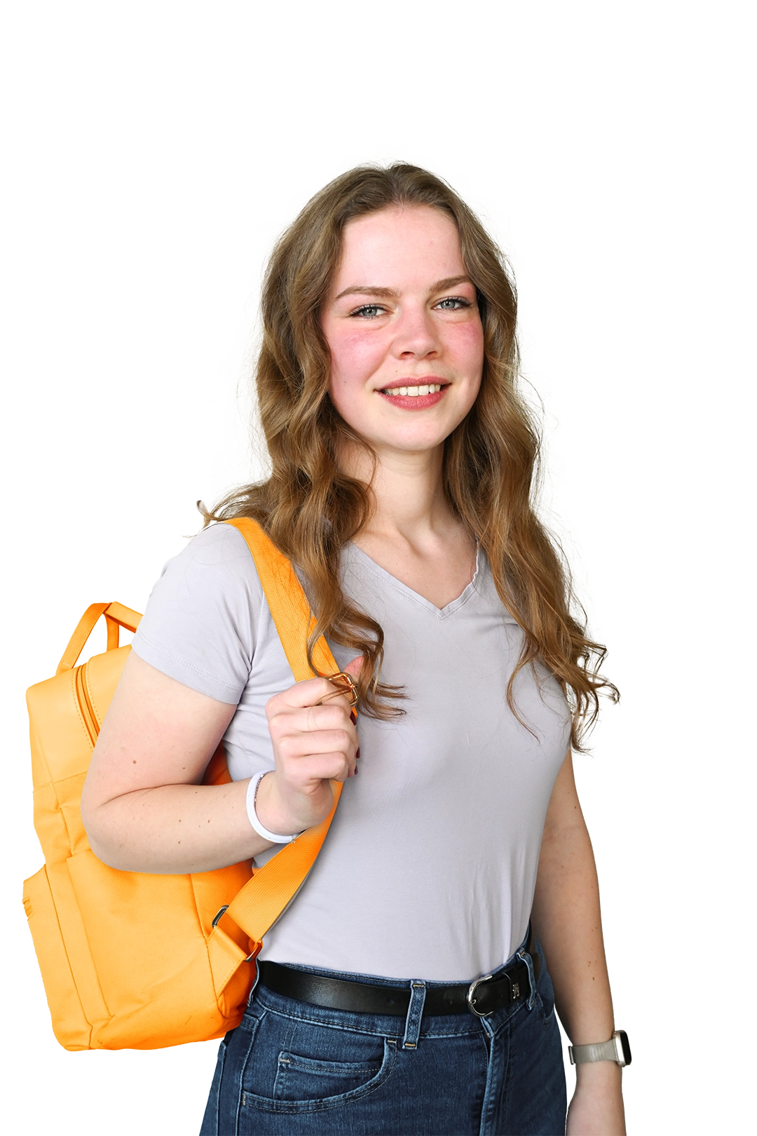 Jonge vrouw met gele rugzak glimlacht vrolijk naar de camera.