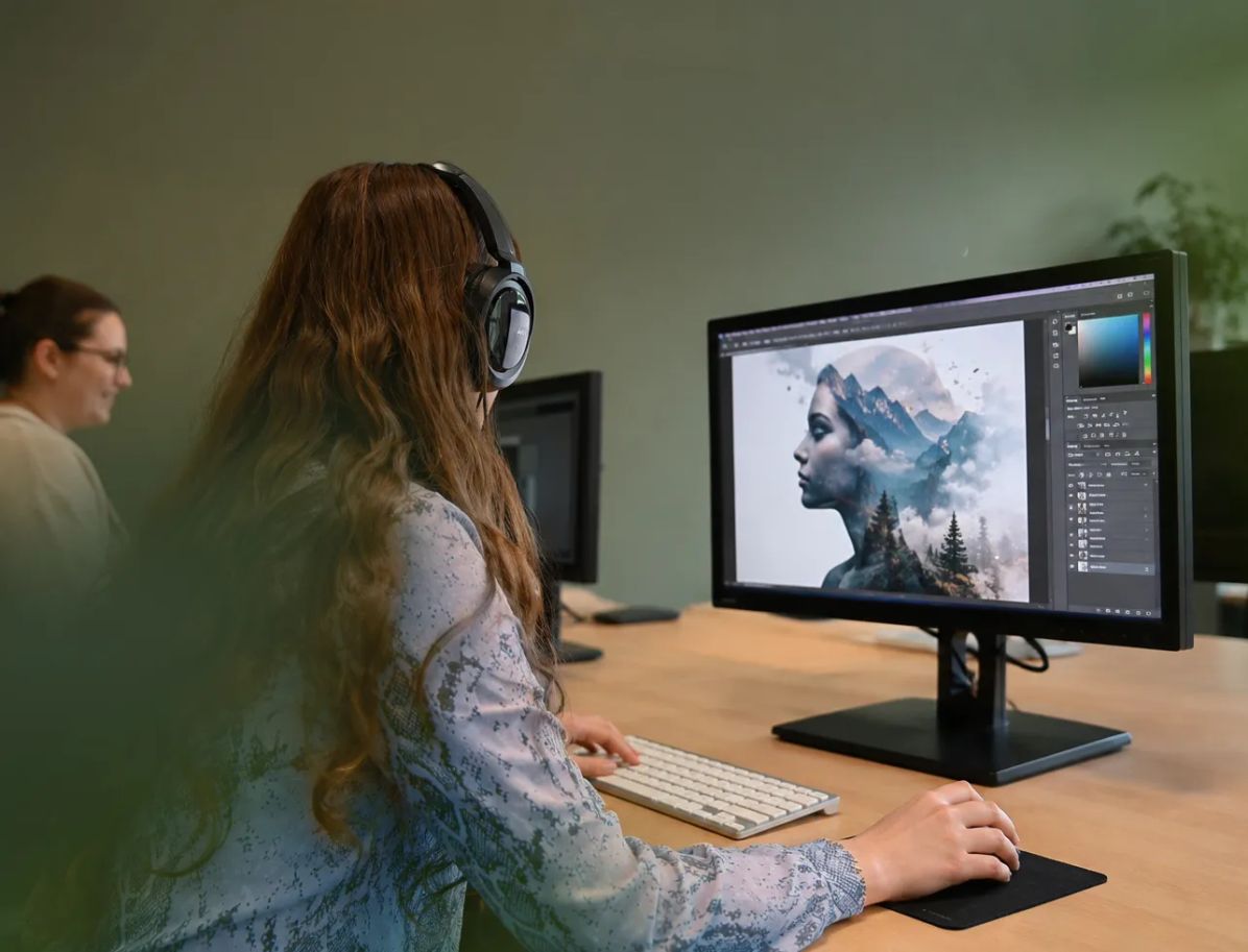 Mediënt met koptelefoon bewerkt een portret in Photoshop.