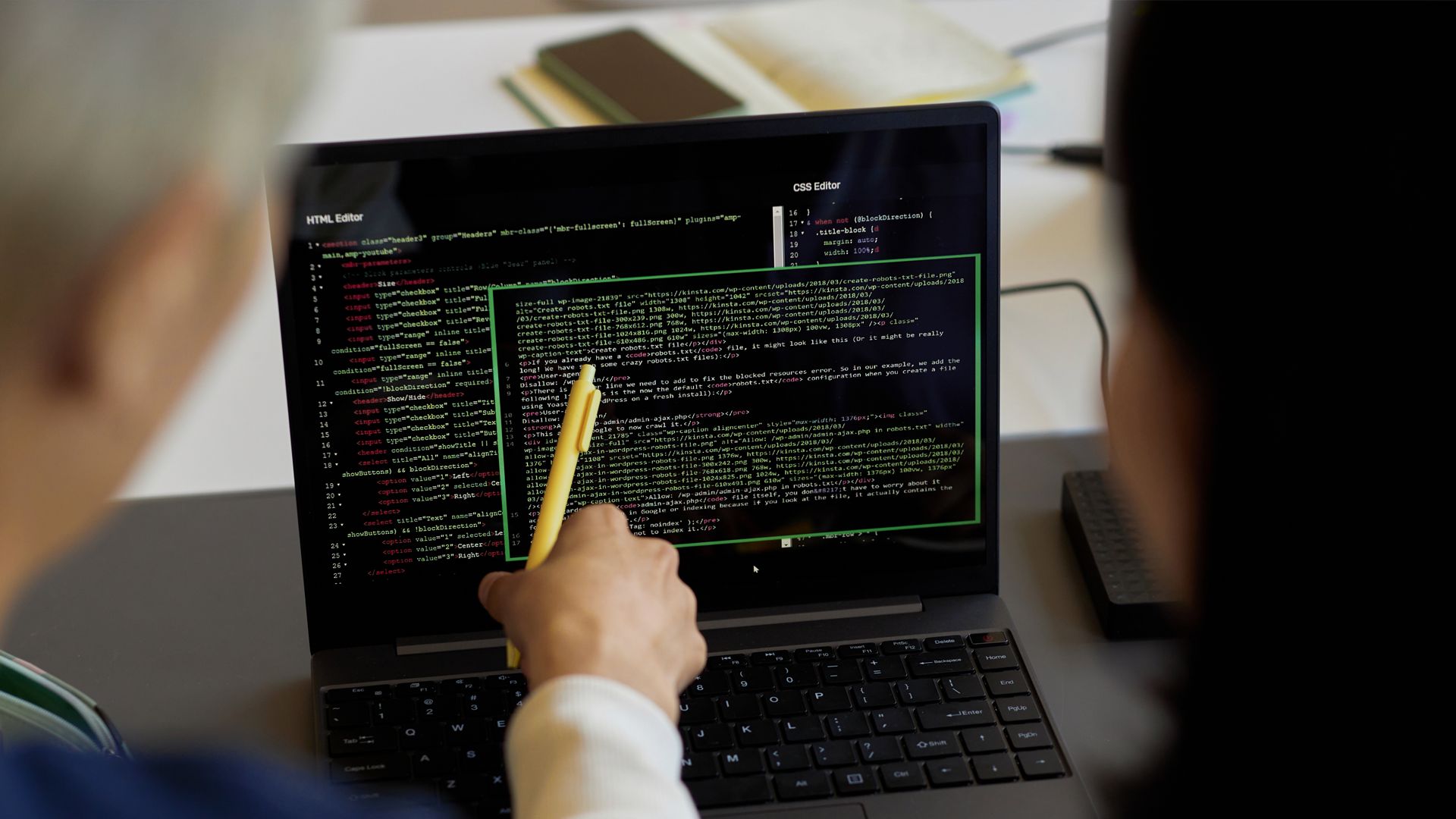 Persoon schrijft code op een laptop met groene tekst op het scherm.