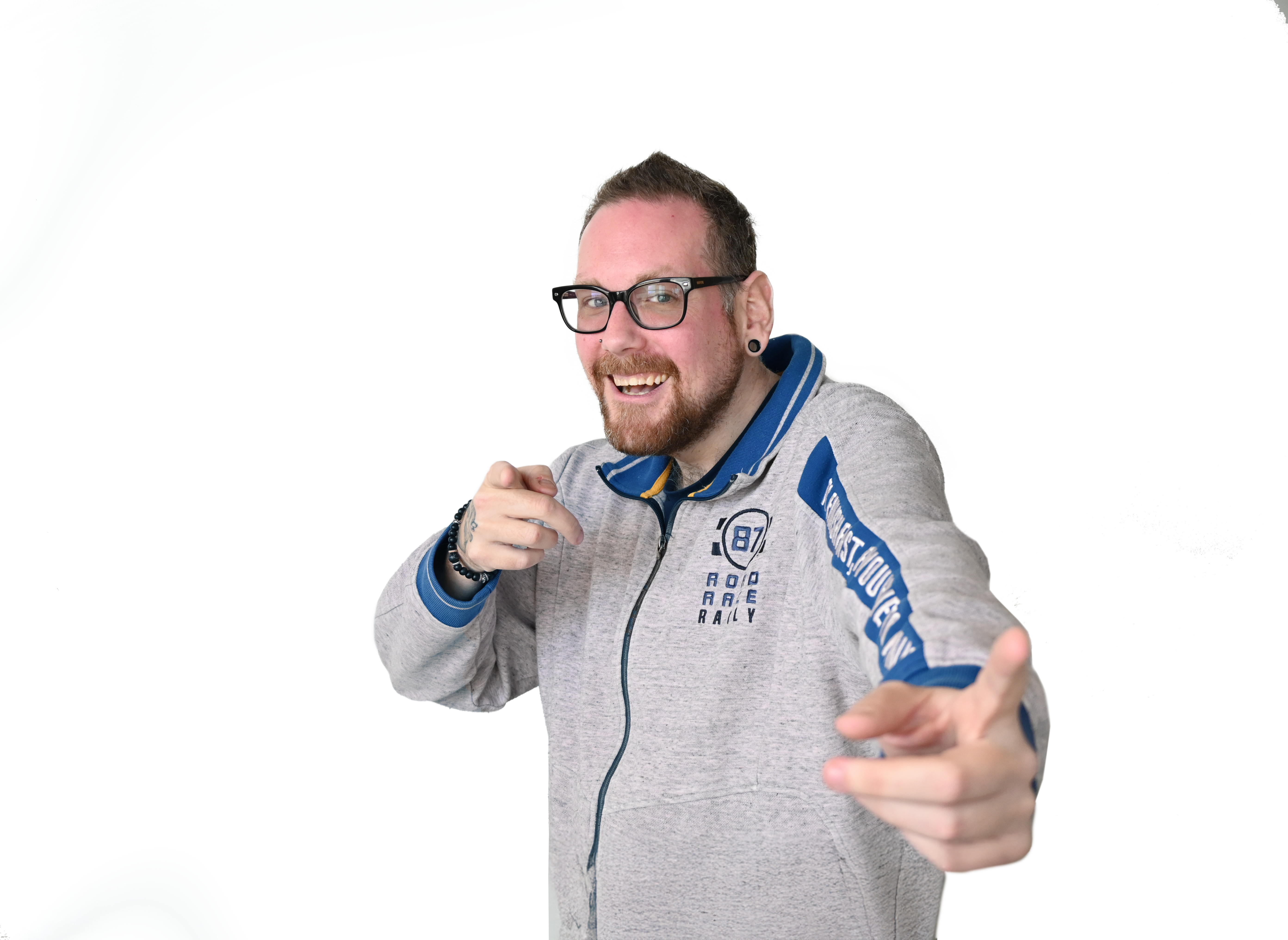 Glimlachende man met bril en baard draagt een blauwe hoodie.