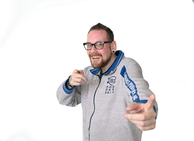 Glimlachende man met bril en baard draagt een blauwe hoodie.