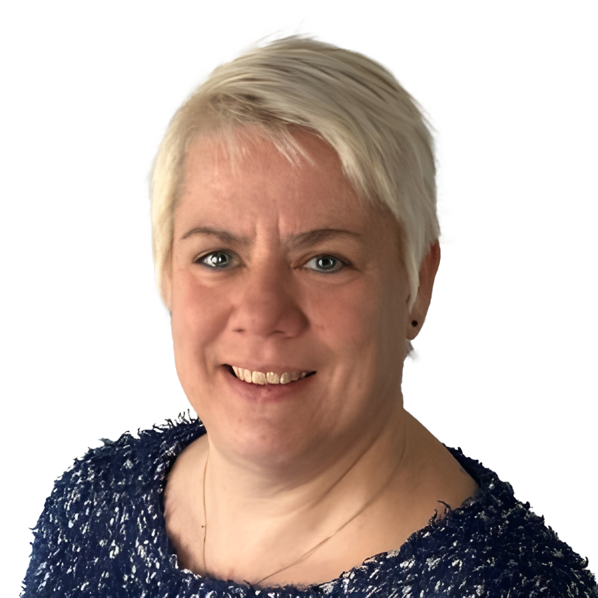 Glimlachende vrouw met kort blond haar poseert voor de camera.