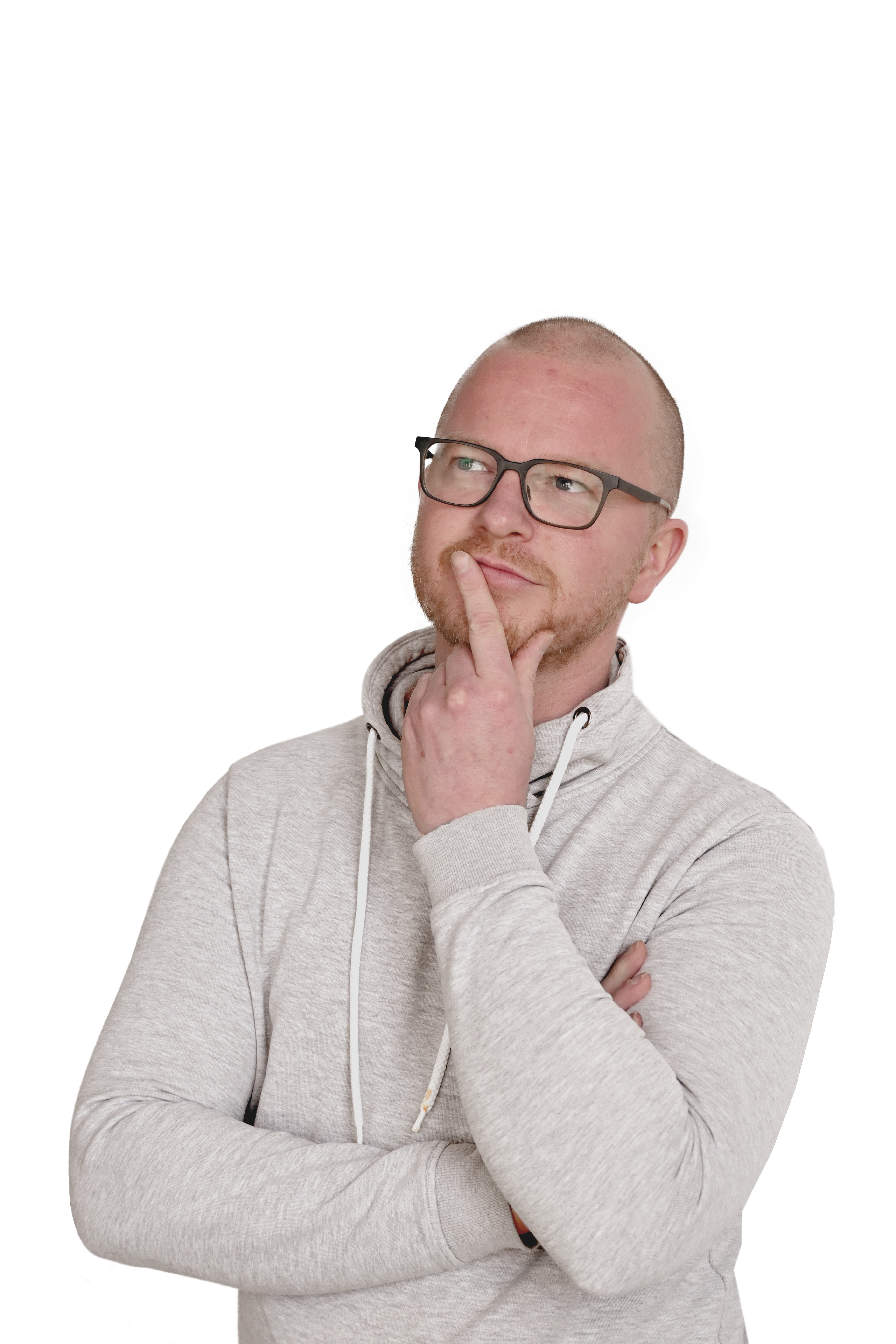 Man met bril en baard kijkt nadenkend met hand tegen zijn kin.