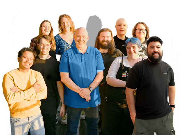 Groepsfoto van het Spectrum-team samen voor het gebouw.