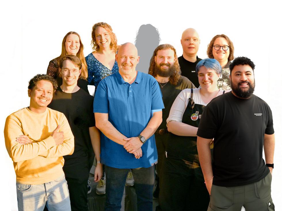 Groepsfoto van het Spectrum-team samen voor het gebouw.